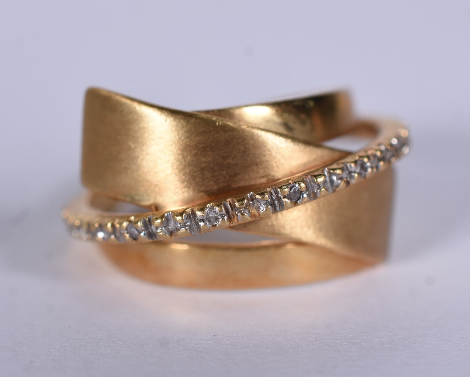 Anel de ouro 18 k com pequenos brilhantes, aro 12 (Por motivos de... - foto 1 de 7
