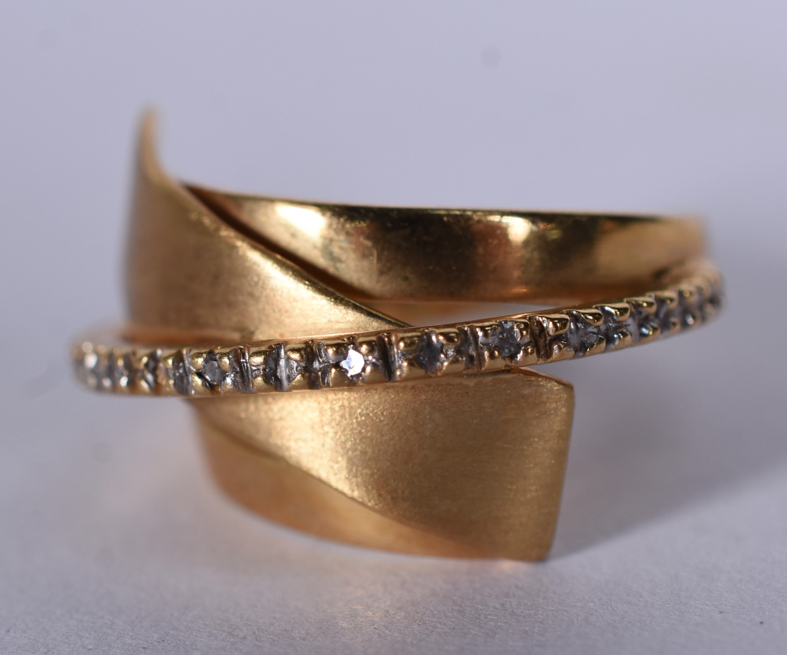 Anel de ouro 18 k com pequenos brilhantes, aro 12 (Por motivos de... - foto 2 de 7