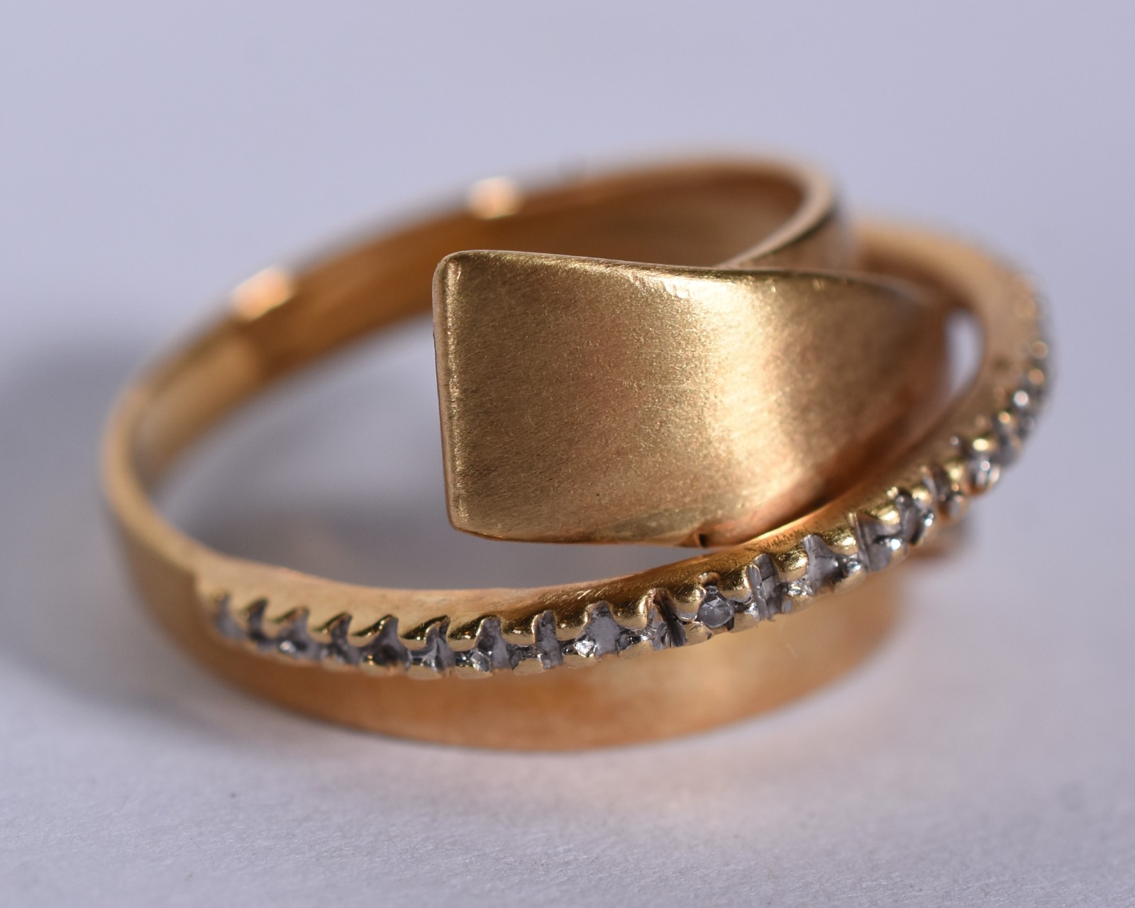Anel de ouro 18 k com pequenos brilhantes, aro 12 (Por motivos de... - foto 3 de 7