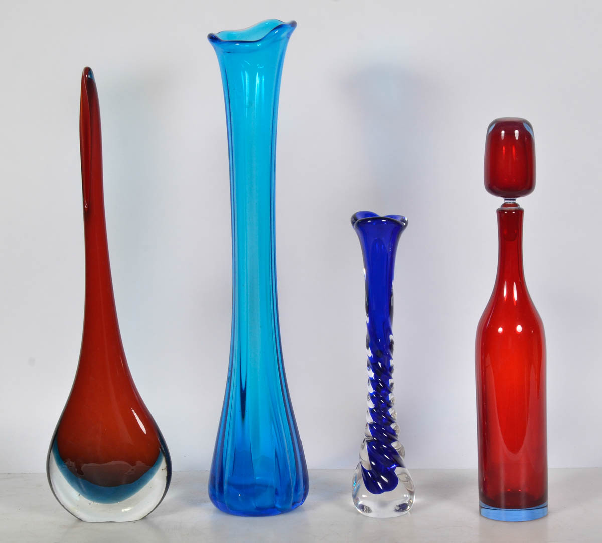 Diversos vasos, sendo 2 na cor azul( alt. 36 e 60 cm) e 2 na cor...