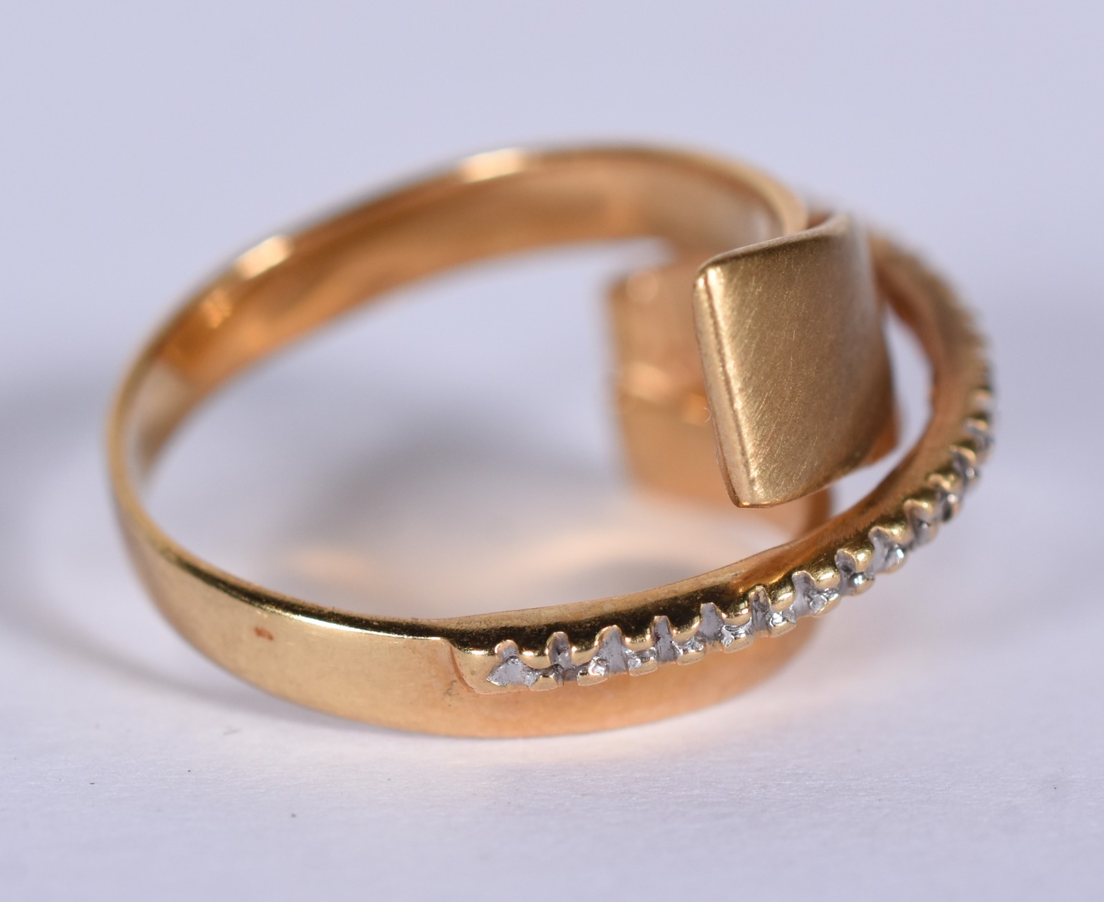 Anel de ouro 18 k com pequenos brilhantes, aro 12 (Por motivos de... - foto 4 de 7