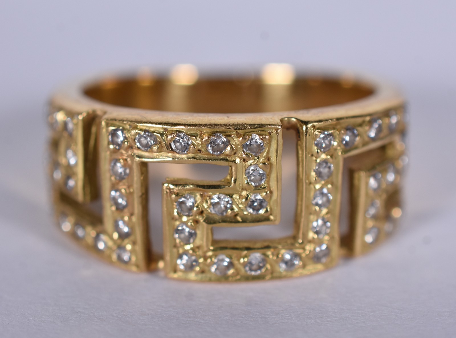 Anel de ouro 18 k com detalhe em forma de "grega" com pequenos... - foto 1 de 4