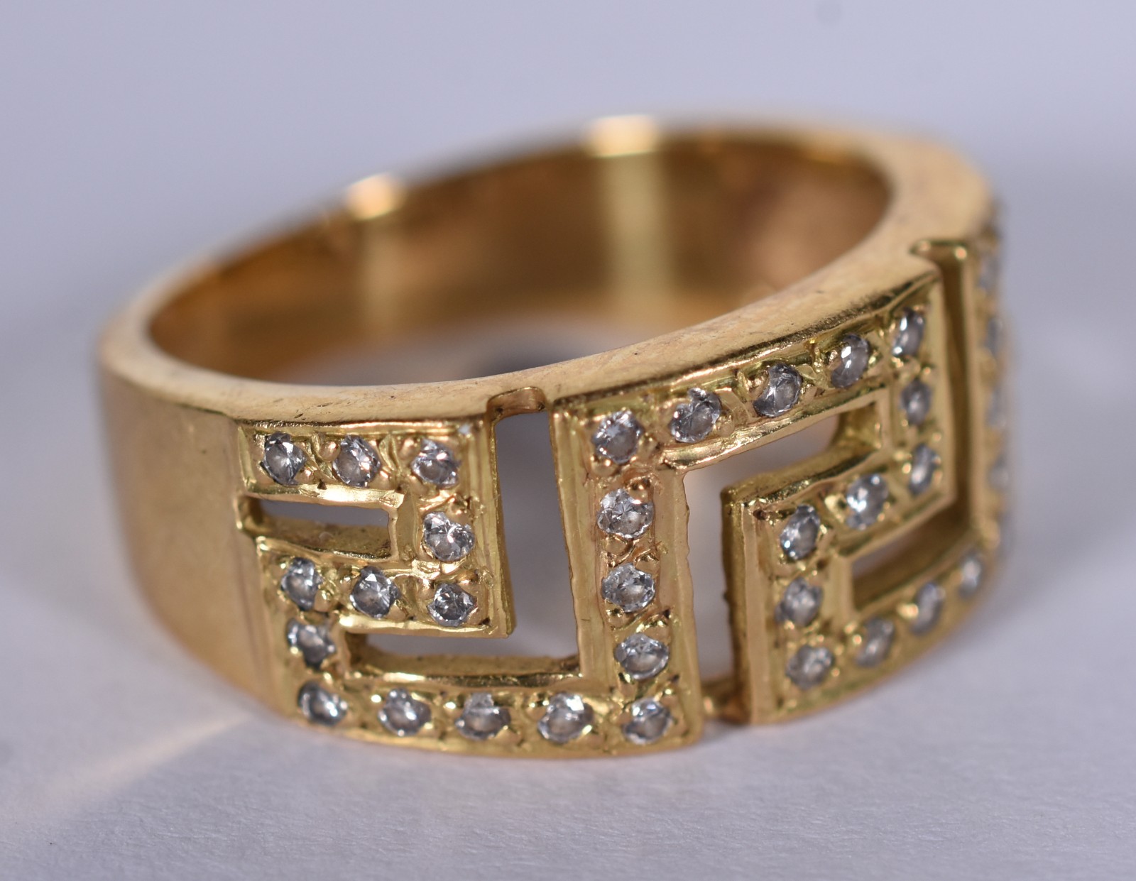 Anel de ouro 18 k com detalhe em forma de "grega" com pequenos... - foto 2 de 4