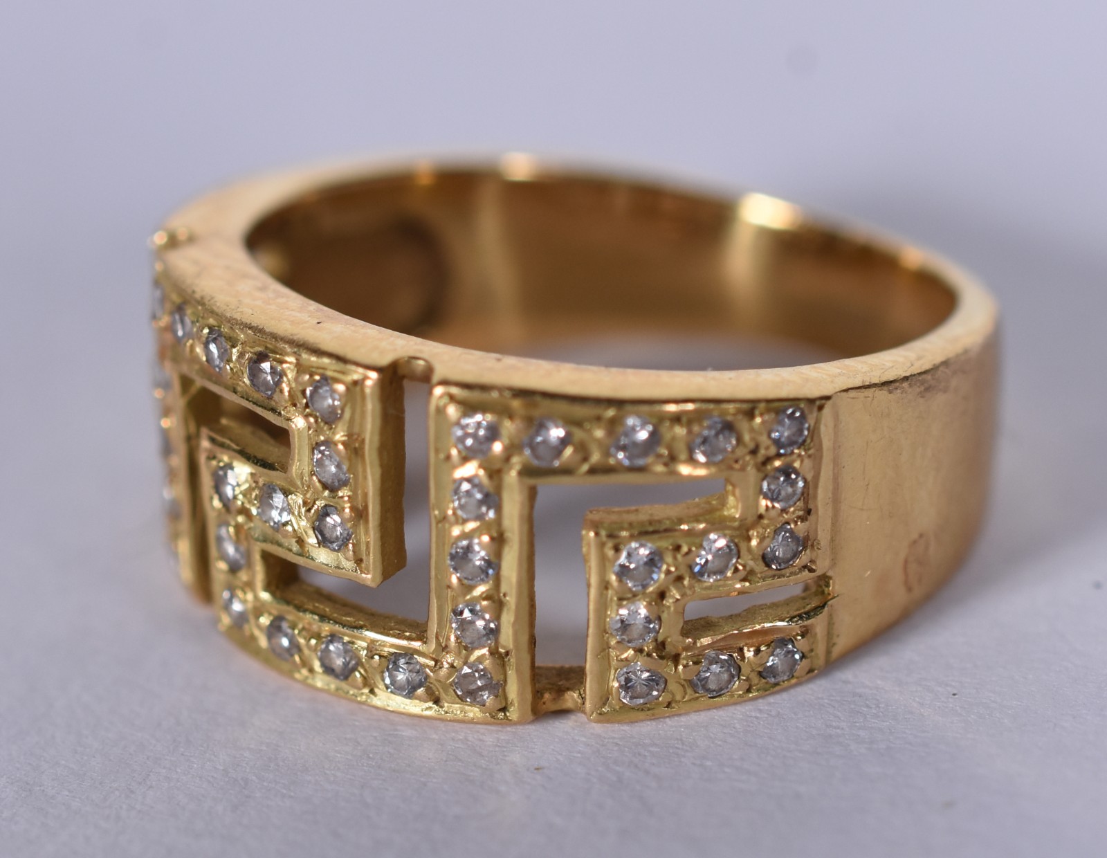Anel de ouro 18 k com detalhe em forma de "grega" com pequenos... - foto 3 de 4