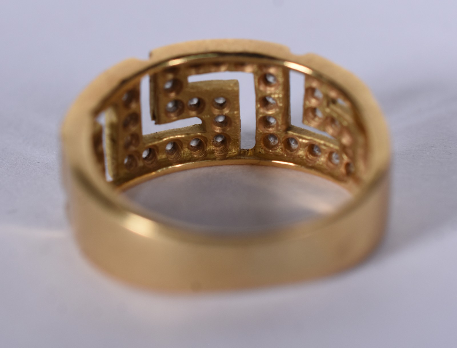 Anel de ouro 18 k com detalhe em forma de "grega" com pequenos... - foto 4 de 4