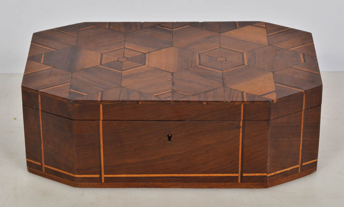 Caixa de madeira feitio oitavado com detalhe marchetado. Med. 26 x 15...