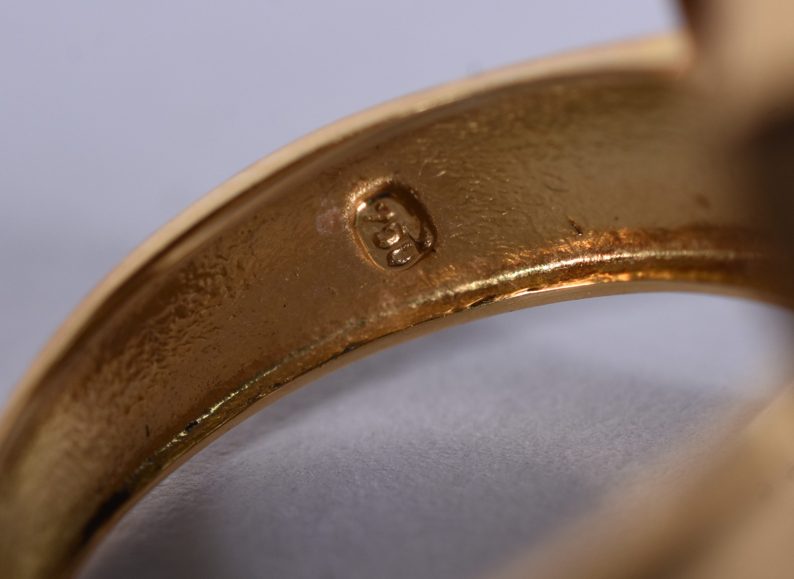 Anel de ouro 18 k com pequenos brilhantes, aro 17 (Por motivos de... - foto 7 de 7