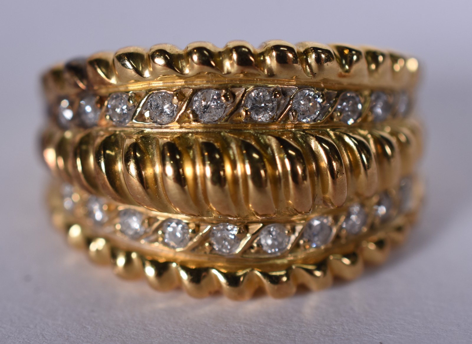 Anel de ouro 18k com 20 brilhantes, aro 17 (Por motivos de segurança... - foto 1 de 5