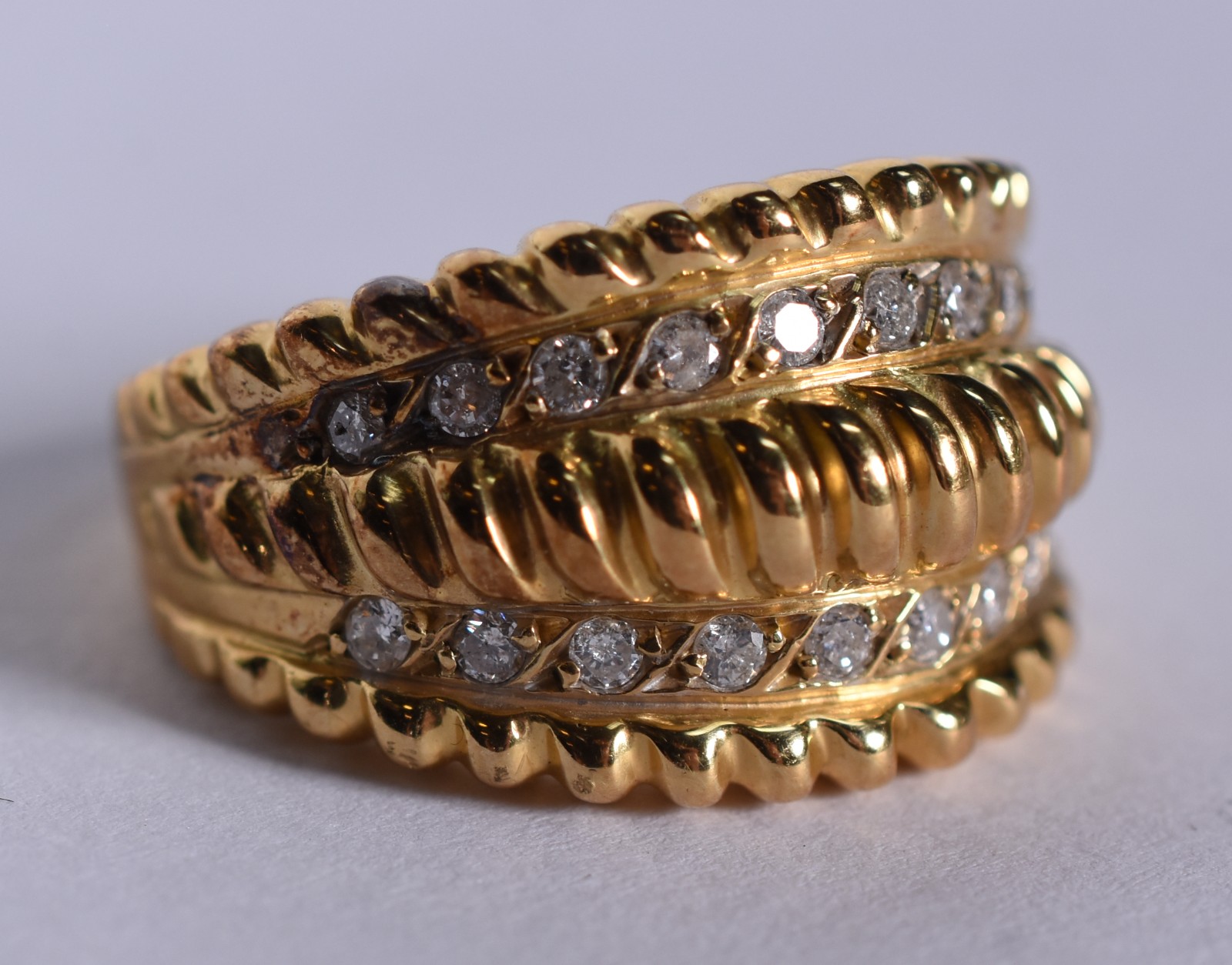 Anel de ouro 18k com 20 brilhantes, aro 17 (Por motivos de segurança... - foto 2 de 5