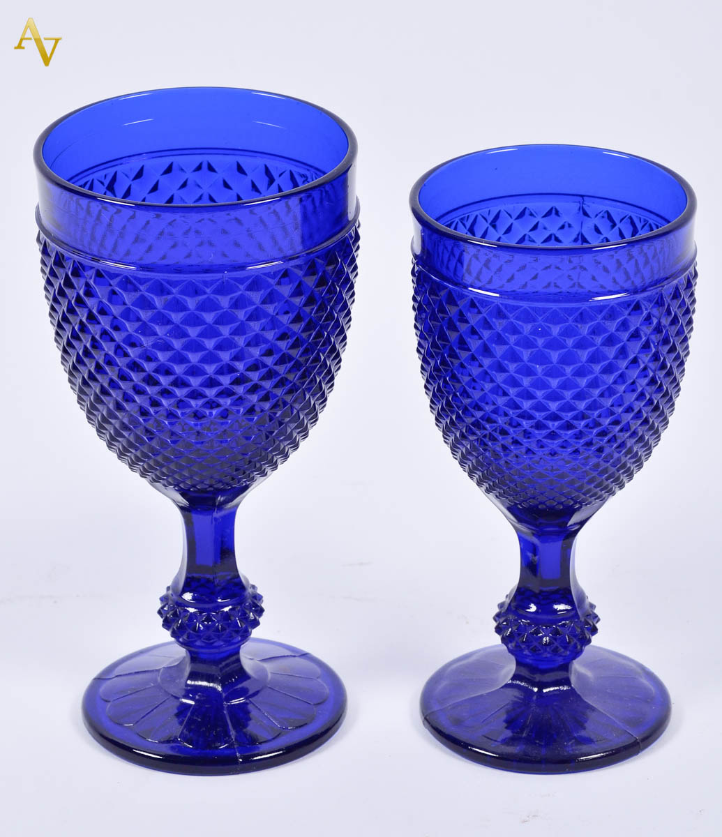 Doze copos bico de jaca na cor azul, sendo 6 para vinho tinto e 6...