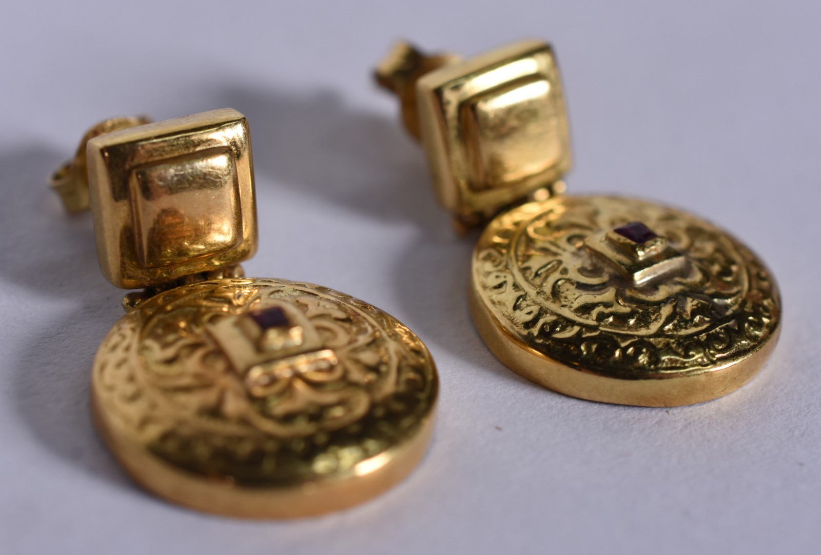 Par de brincos redondos de ouro 18 k (Por motivos de segurança a peça... - foto 1 de 6