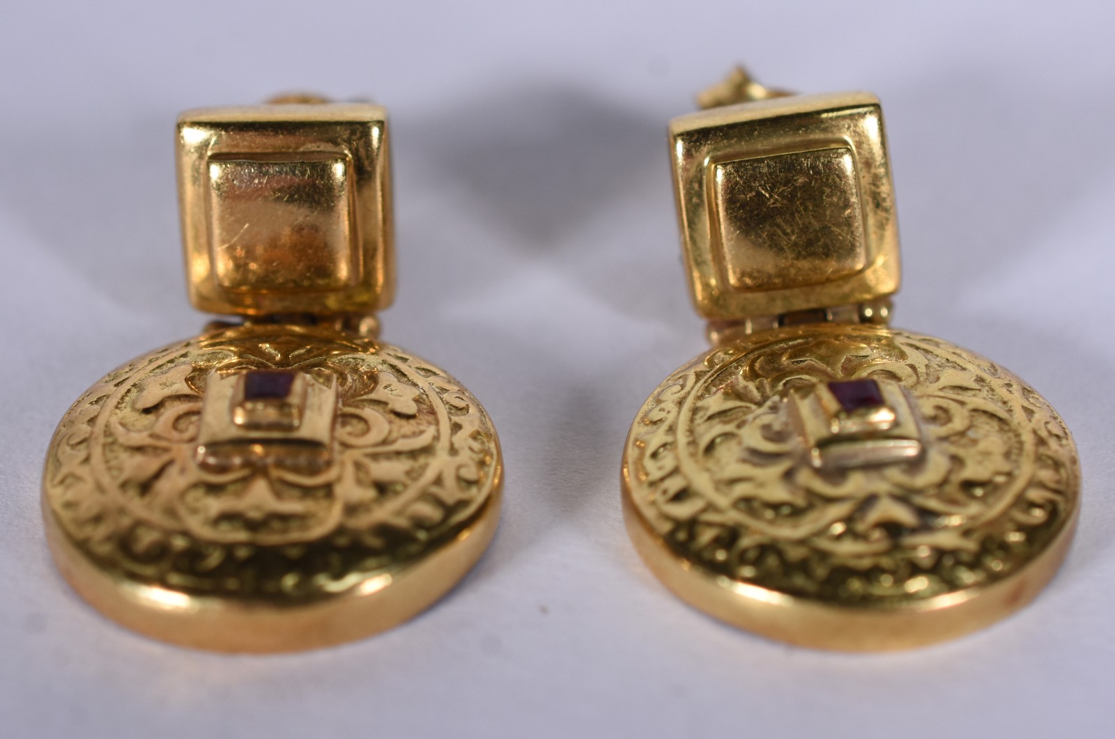 Par de brincos redondos de ouro 18 k (Por motivos de segurança a peça... - foto 2 de 6