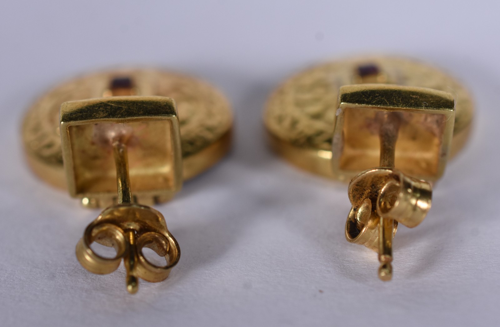 Par de brincos redondos de ouro 18 k (Por motivos de segurança a peça... - foto 3 de 6