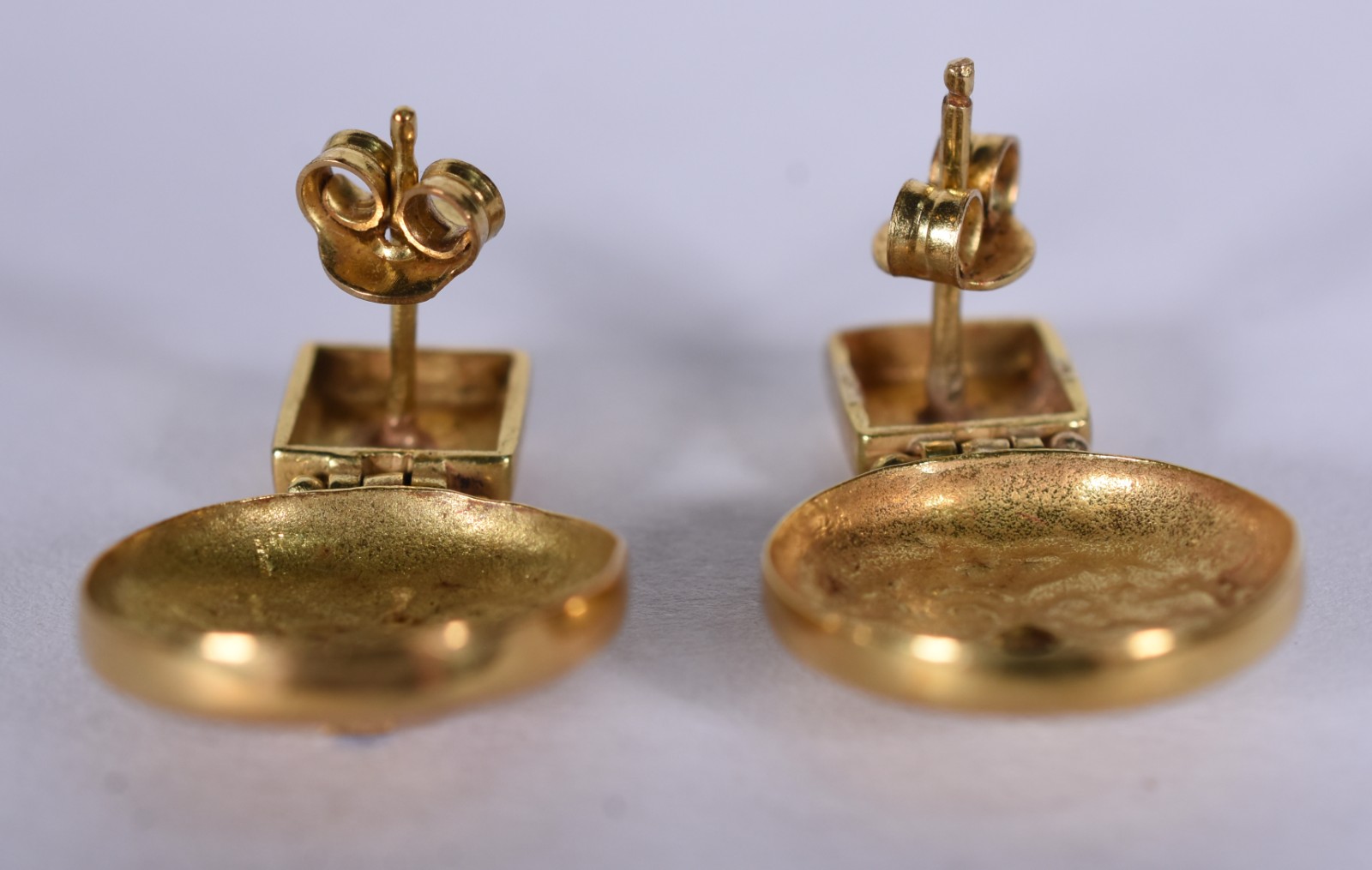 Par de brincos redondos de ouro 18 k (Por motivos de segurança a peça... - foto 6 de 6
