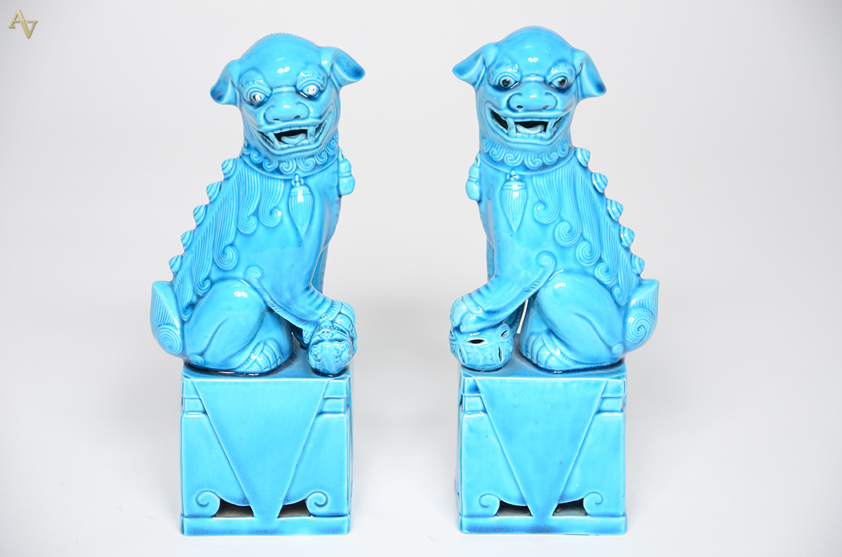 Par de cães de fó de porcelana azul turquesa. Altura 24,5 cm cada.