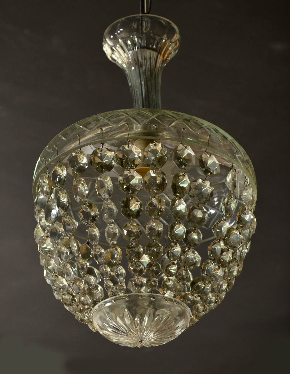 Pequena luminária de teto com feitio pera. Diam. 30 cm - alt. 45cm.
