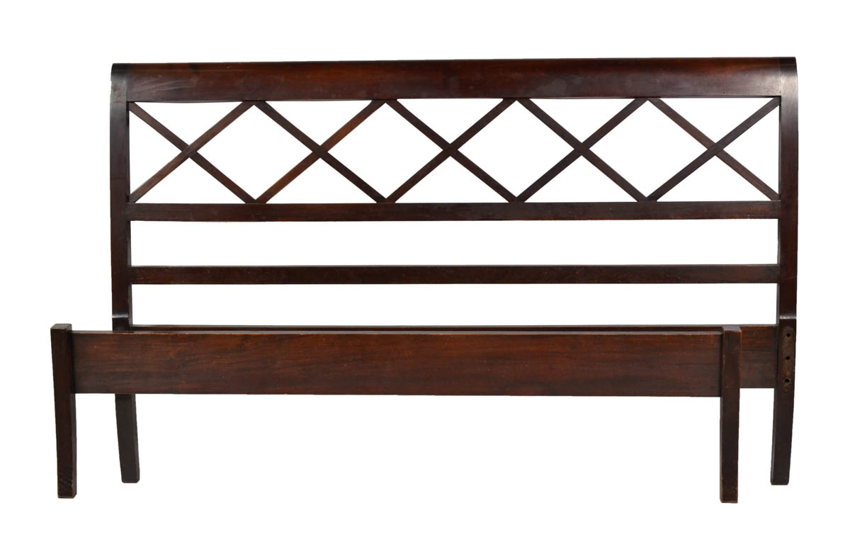 Cama de casal de madeira nobre, estilo ingles.