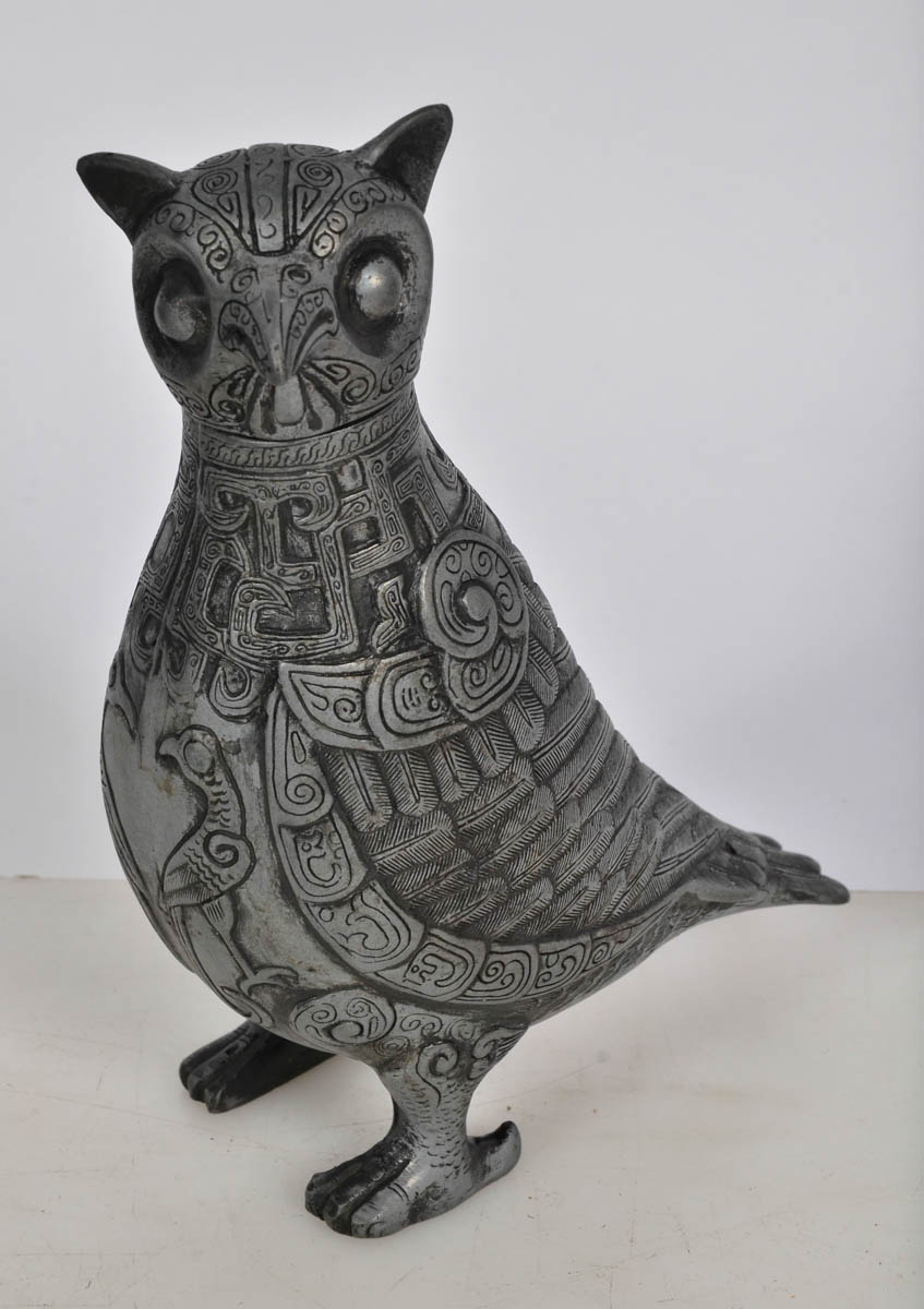 Coruja de metal com a cabeça solta. Alt. 20 cm.