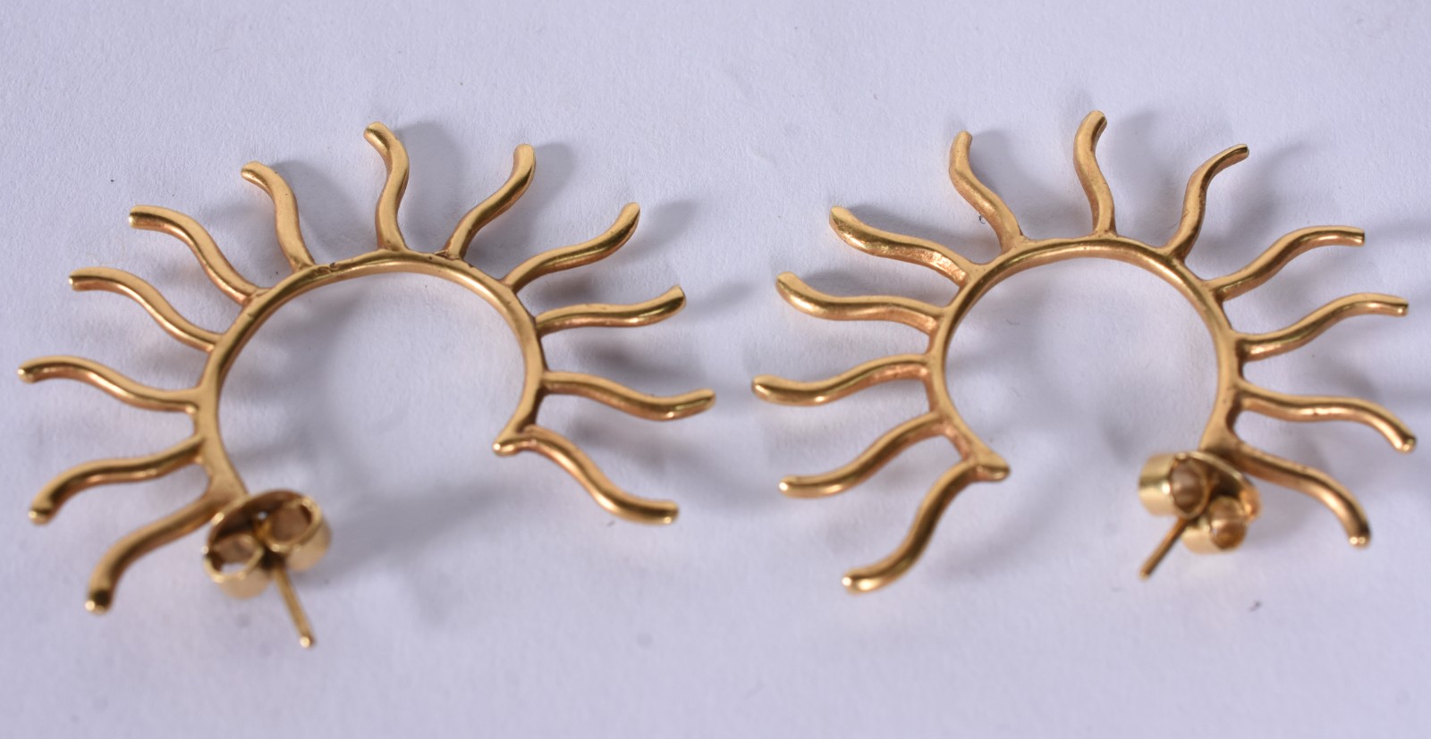 Par de brincos na forma de sol de ouro 18 k. (Por motivos de... - foto 1 de 3