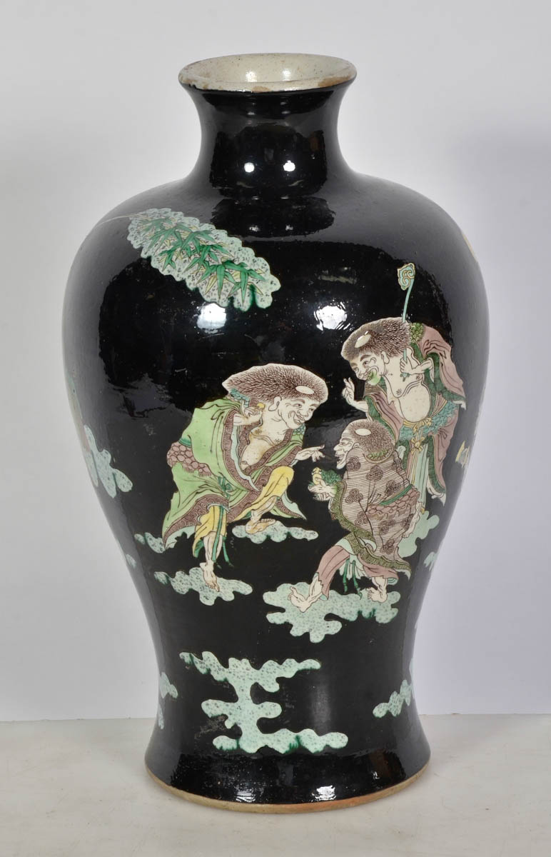 Antigo vaso de porcelana oriental com figuras policromadas sobre... - foto 1 de 2