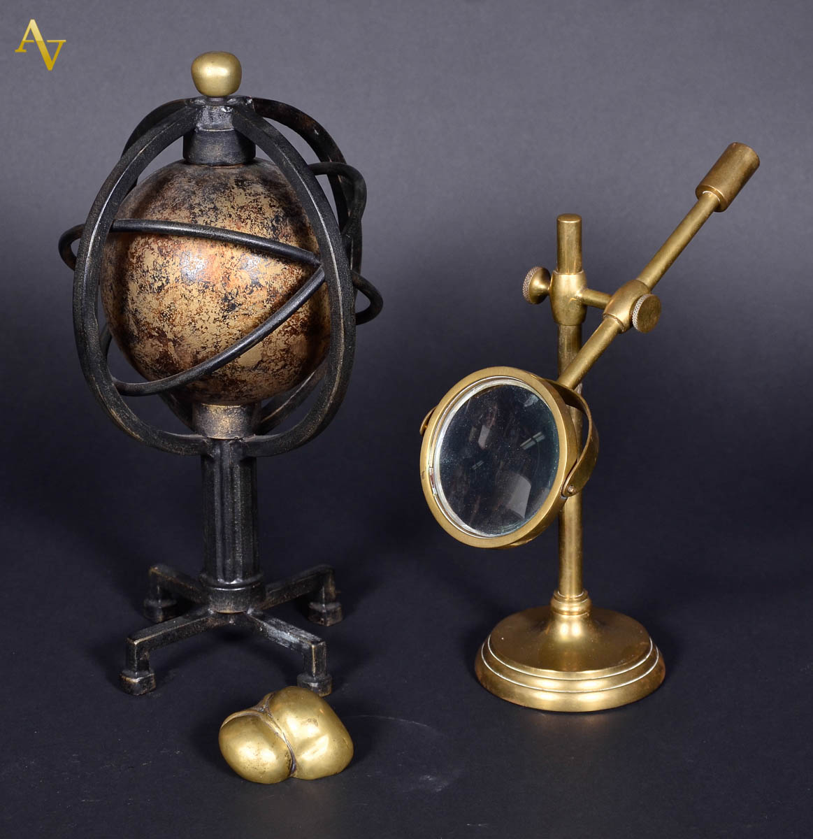 Tres peças, sendo lente ( comp. 32 cm), peso de papel de bronze...