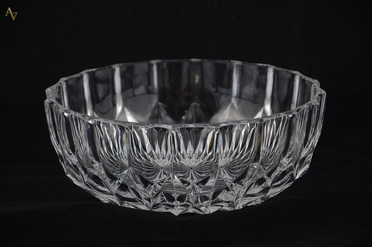 Bowl de cristal tcheco lapidado. Altura 8 cm e diâmetro 20 cm.