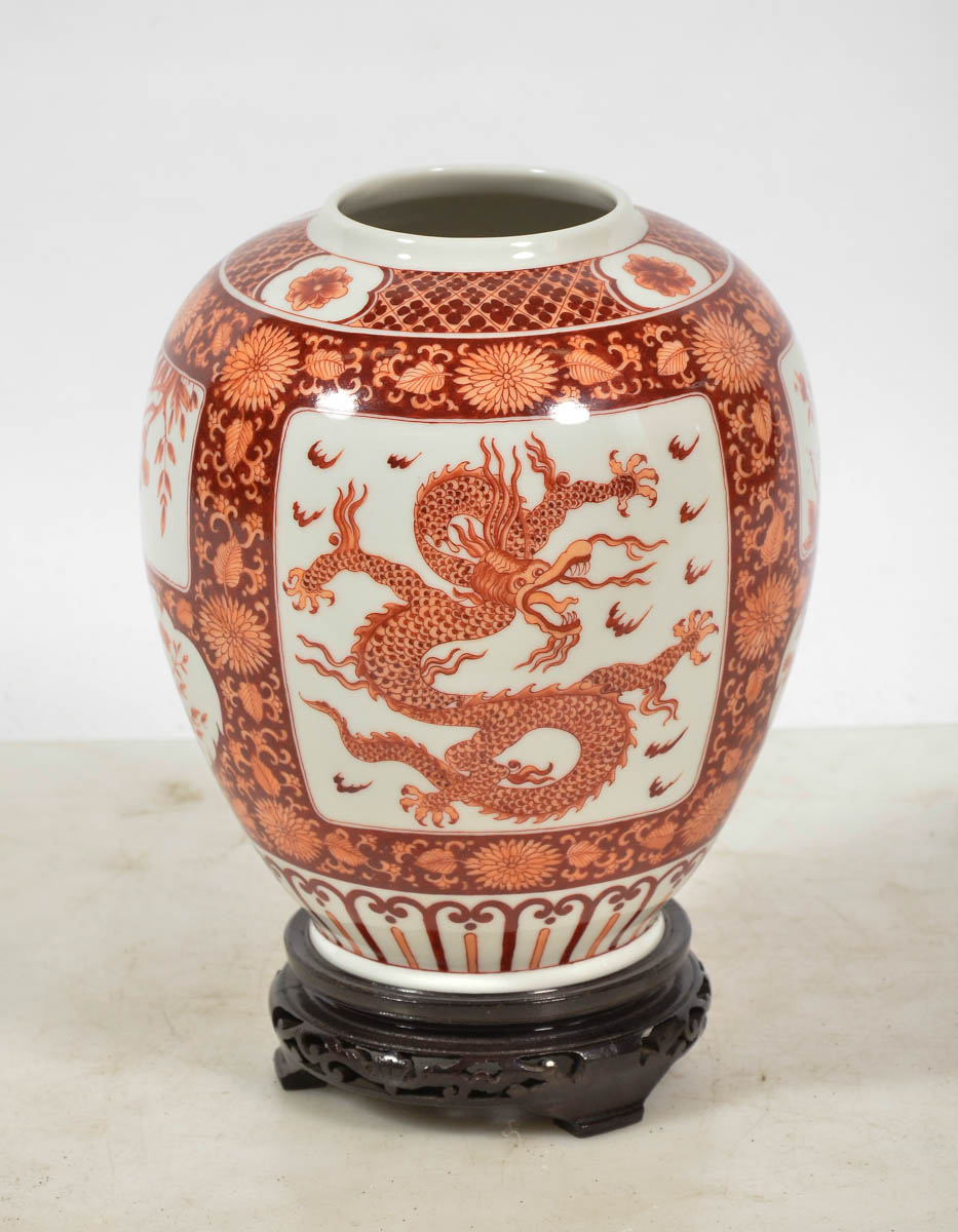 Vaso de porcelana decorado com dragões na cor marrom, base de...