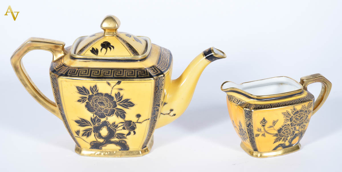 Bule para chá e leiteira de porcelana japonesa, alts. 7 a 15 cm.