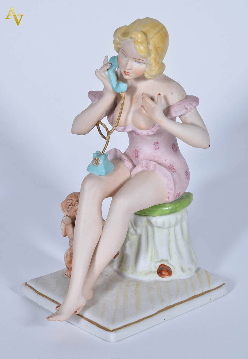 Estatueta de biscuit policromado representando moça ao telefone. Alt...