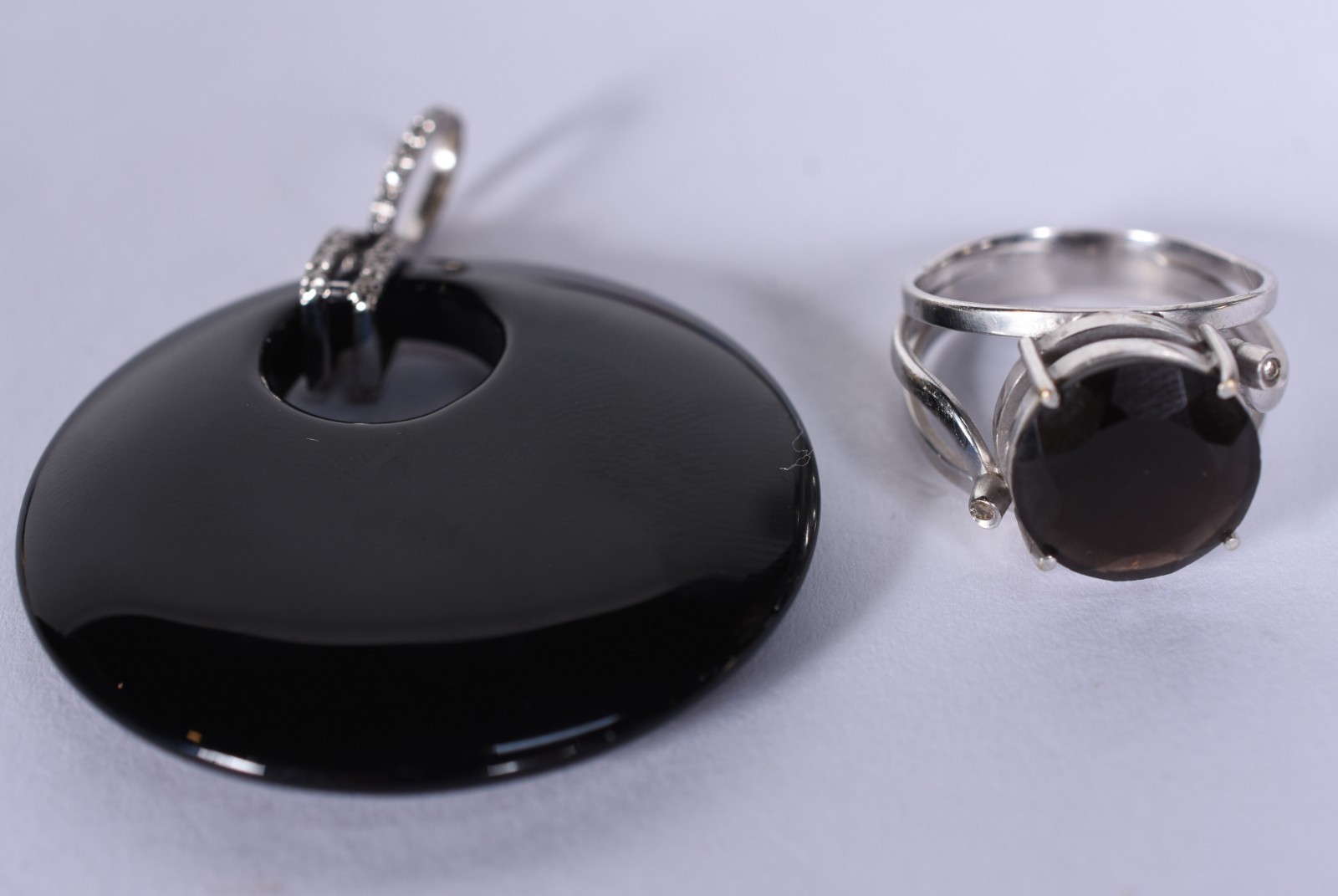Conjunto de ouro branco com pedra ônix e pendente (Por motivos de... - foto 1 de 7