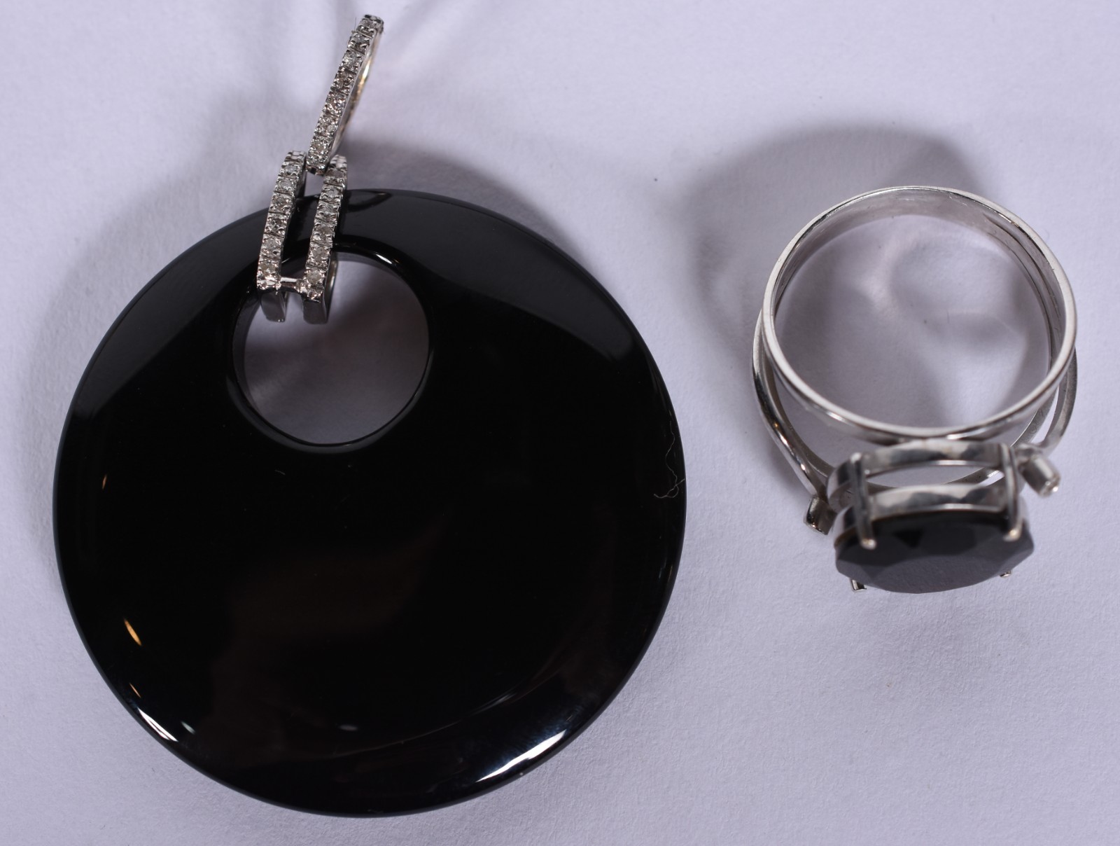 Conjunto de ouro branco com pedra ônix e pendente (Por motivos de... - foto 2 de 7