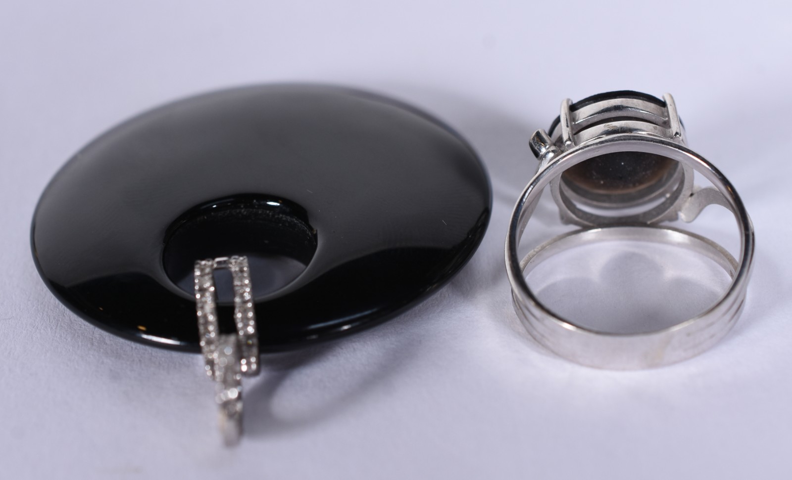 Conjunto de ouro branco com pedra ônix e pendente (Por motivos de... - foto 3 de 7