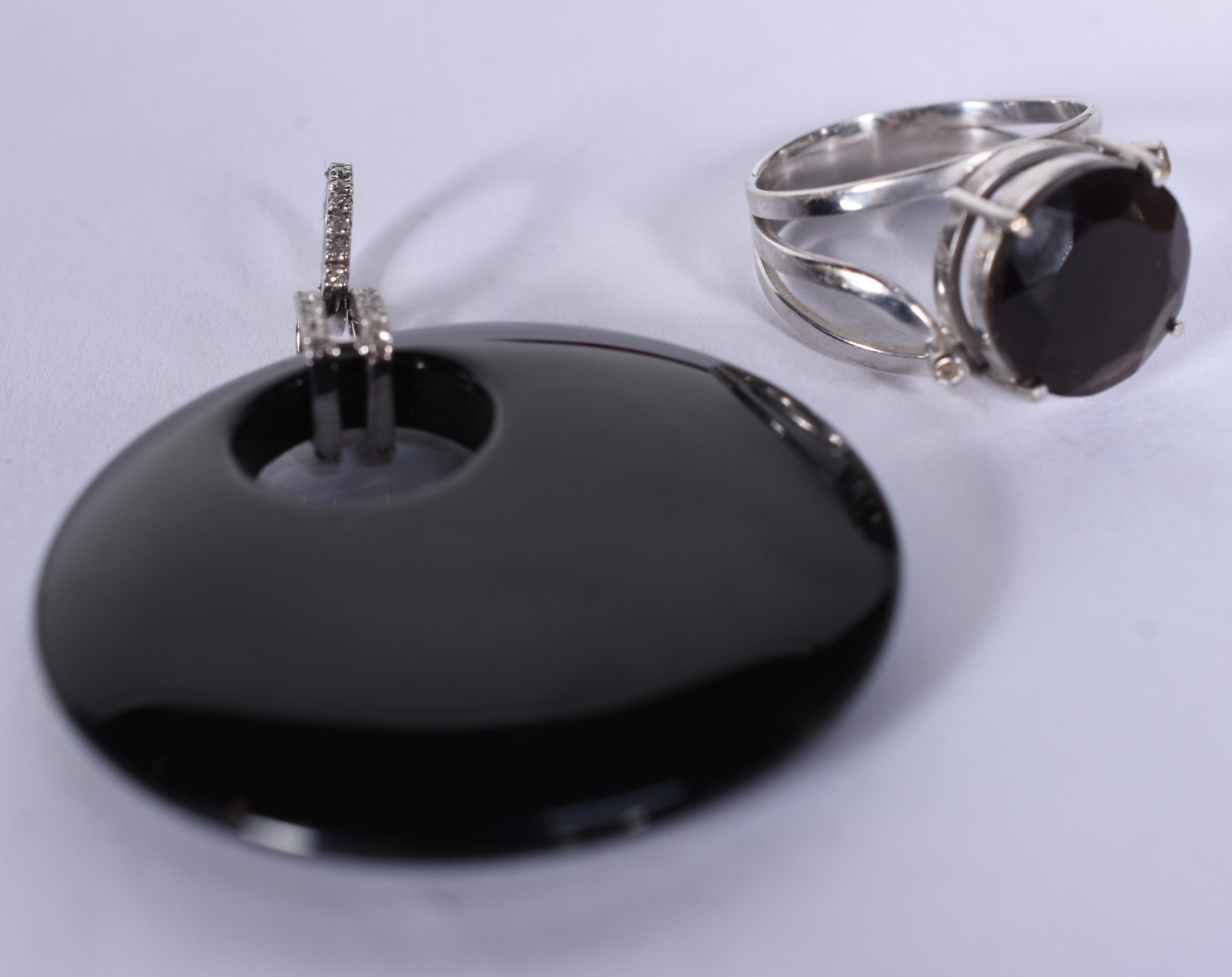 Conjunto de ouro branco com pedra ônix e pendente (Por motivos de... - foto 4 de 7