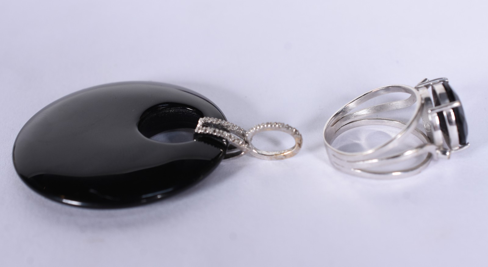 Conjunto de ouro branco com pedra ônix e pendente (Por motivos de... - foto 5 de 7