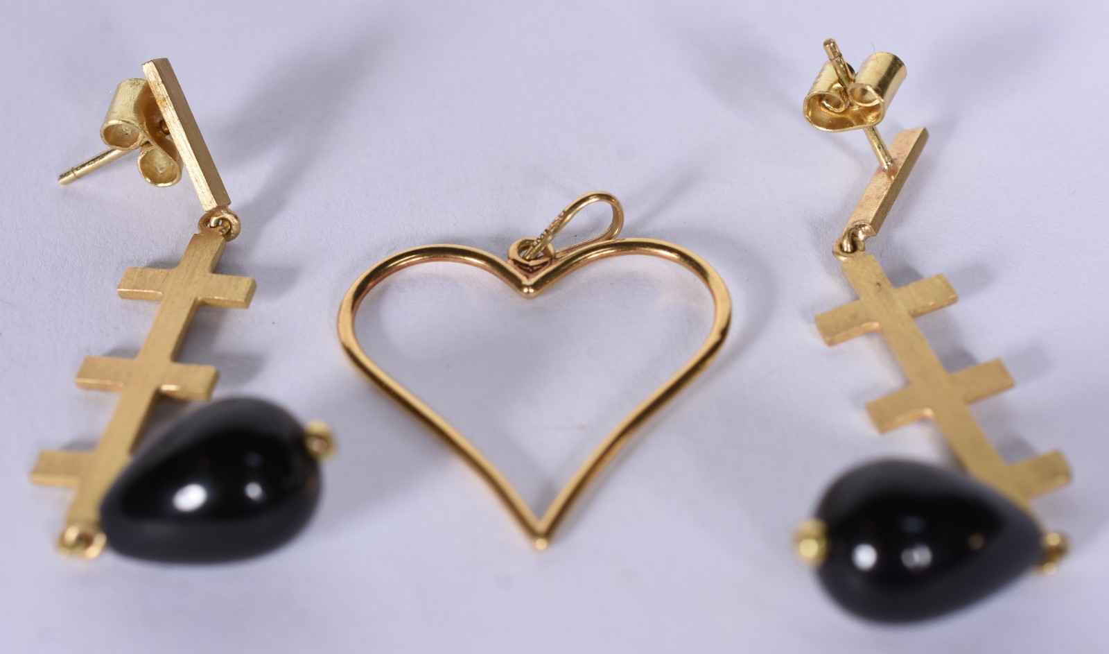 Conjunto composto de par de brincos de ouro 18 k com pedra preta e... - foto 1 de 6