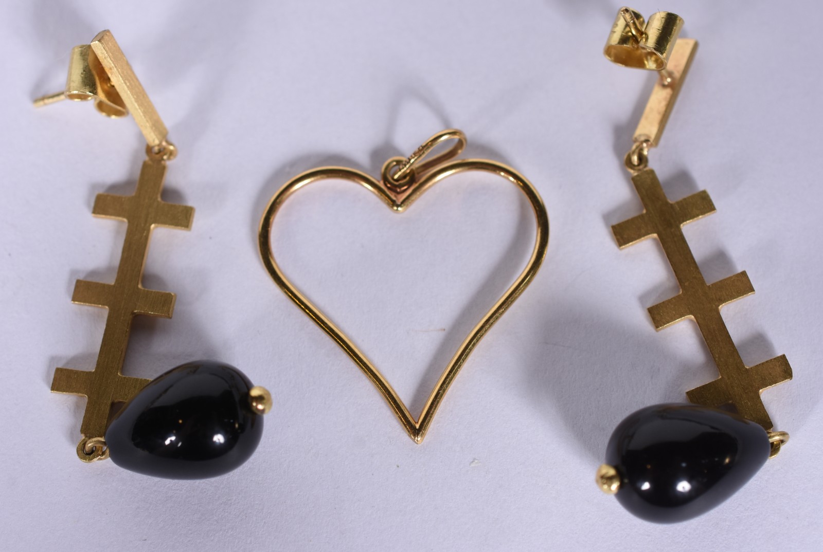 Conjunto composto de par de brincos de ouro 18 k com pedra preta e... - foto 2 de 6