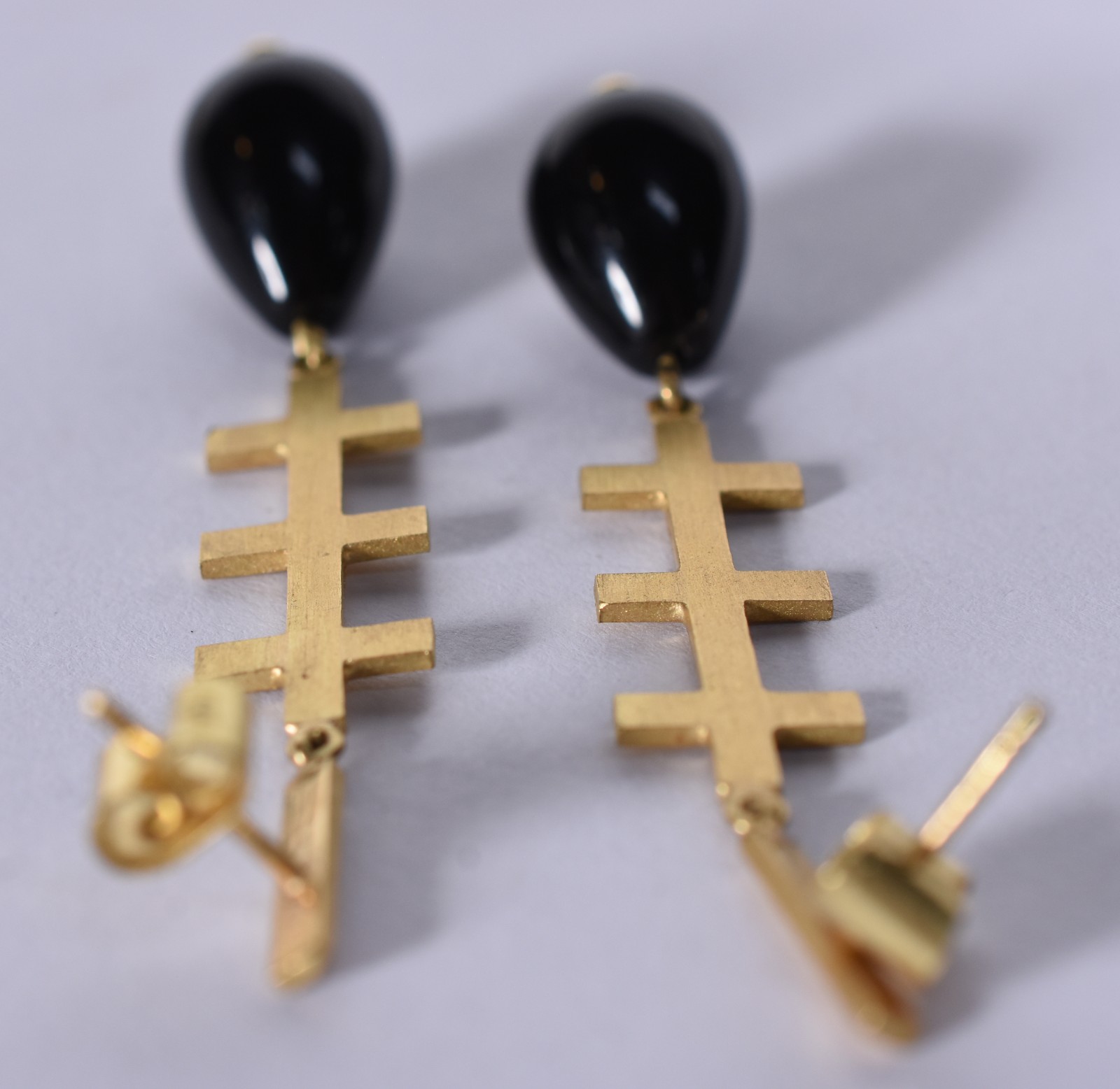 Conjunto composto de par de brincos de ouro 18 k com pedra preta e... - foto 3 de 6