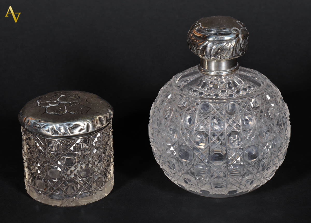 Duas peças, sendo perfumeiro e pozeira de cristal lapidação tijolinho...