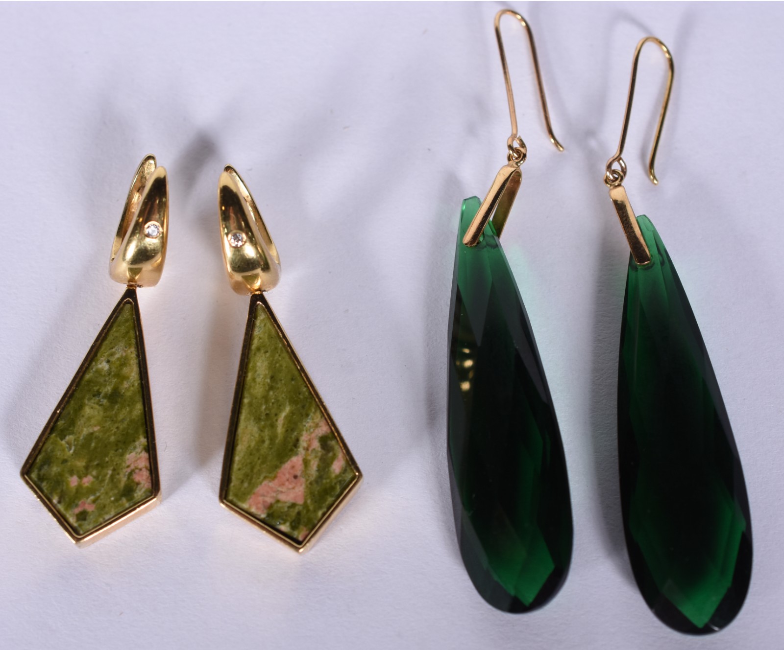 Dois pares de brincos de ouro 18 k, sendo um par com pedra verde... - foto 1 de 6