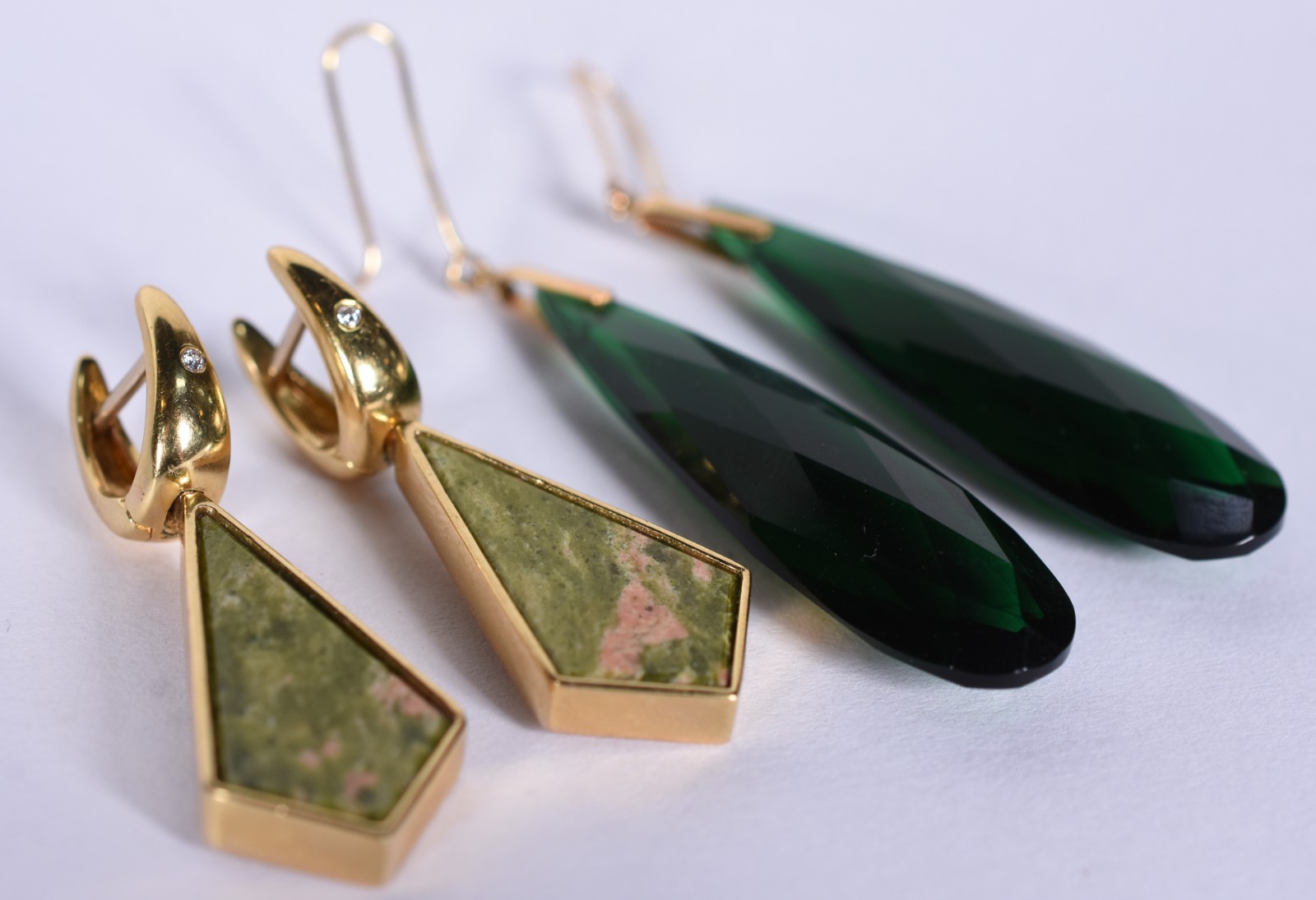 Dois pares de brincos de ouro 18 k, sendo um par com pedra verde... - foto 2 de 6