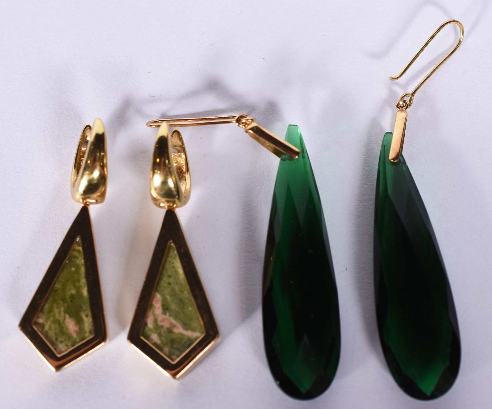 Dois pares de brincos de ouro 18 k, sendo um par com pedra verde... - foto 3 de 6