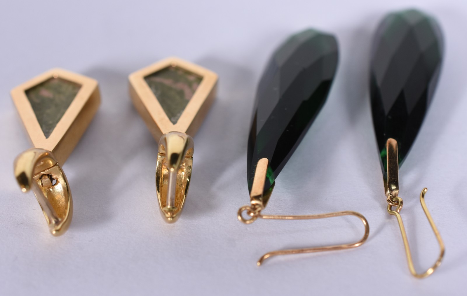 Dois pares de brincos de ouro 18 k, sendo um par com pedra verde... - foto 4 de 6