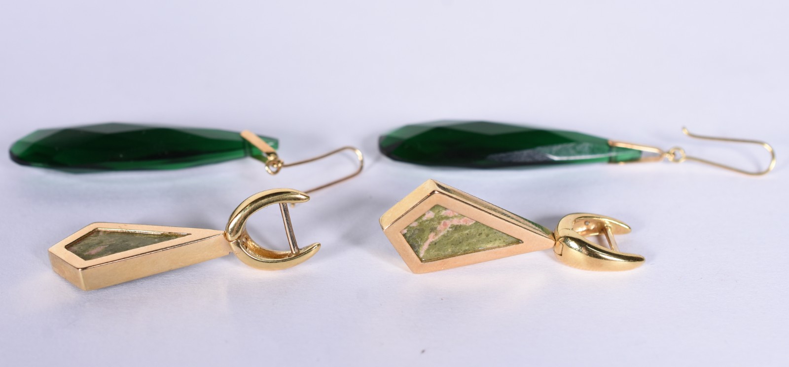 Dois pares de brincos de ouro 18 k, sendo um par com pedra verde... - foto 5 de 6