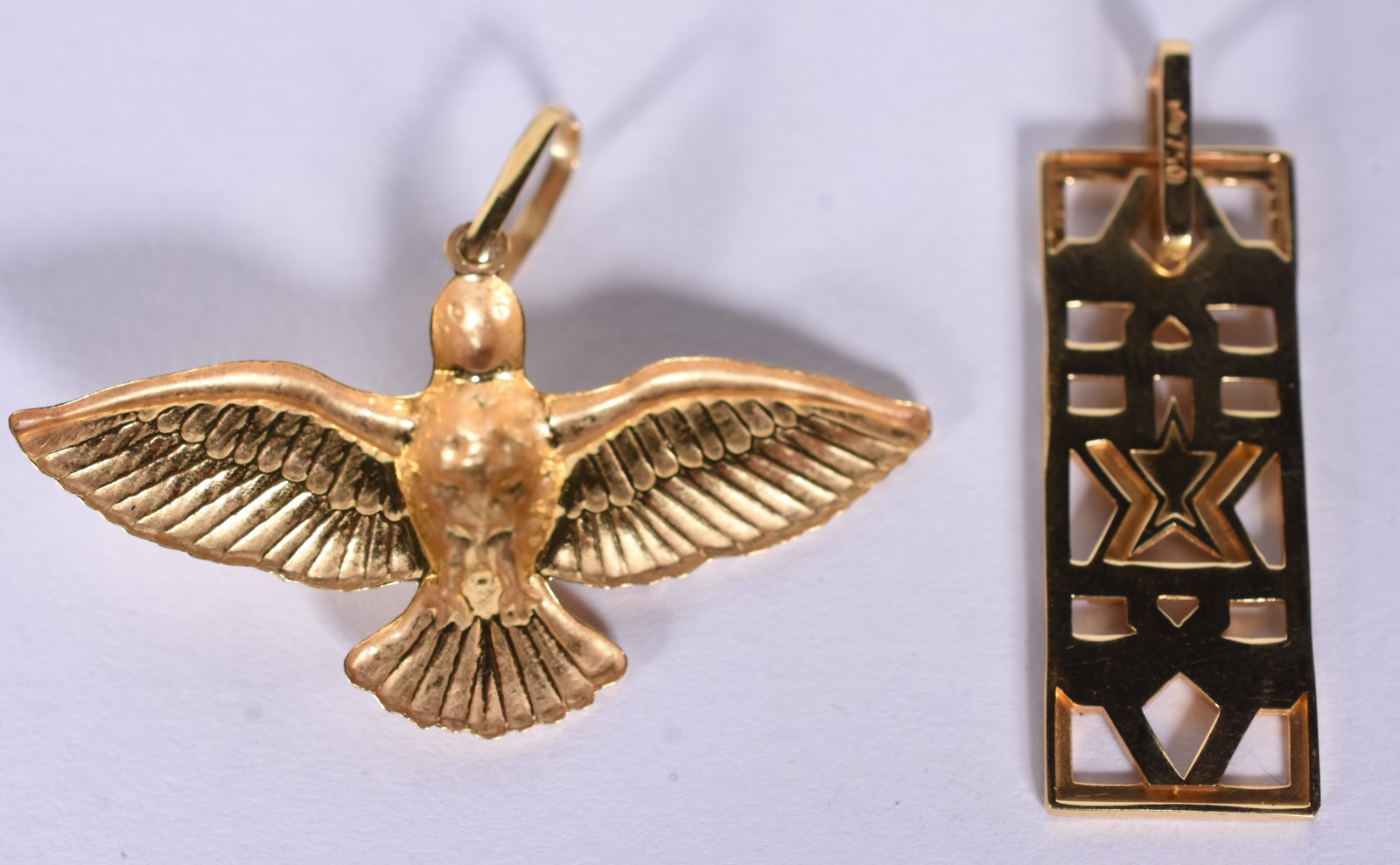 Dois pendentes de ouro 18 k sendo um com estrela e representando o... - foto 1 de 10