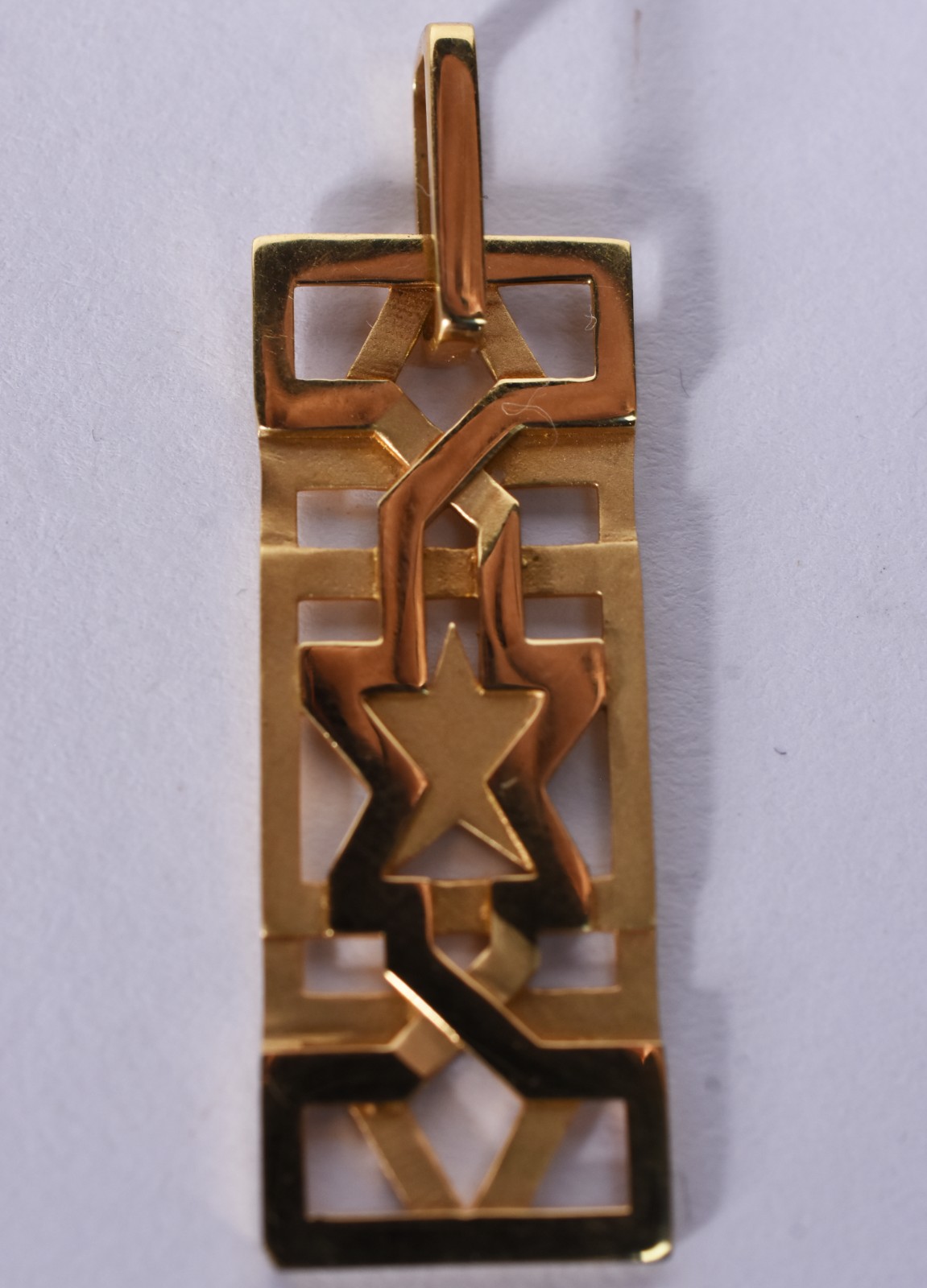 Dois pendentes de ouro 18 k sendo um com estrela e representando o... - foto 2 de 10
