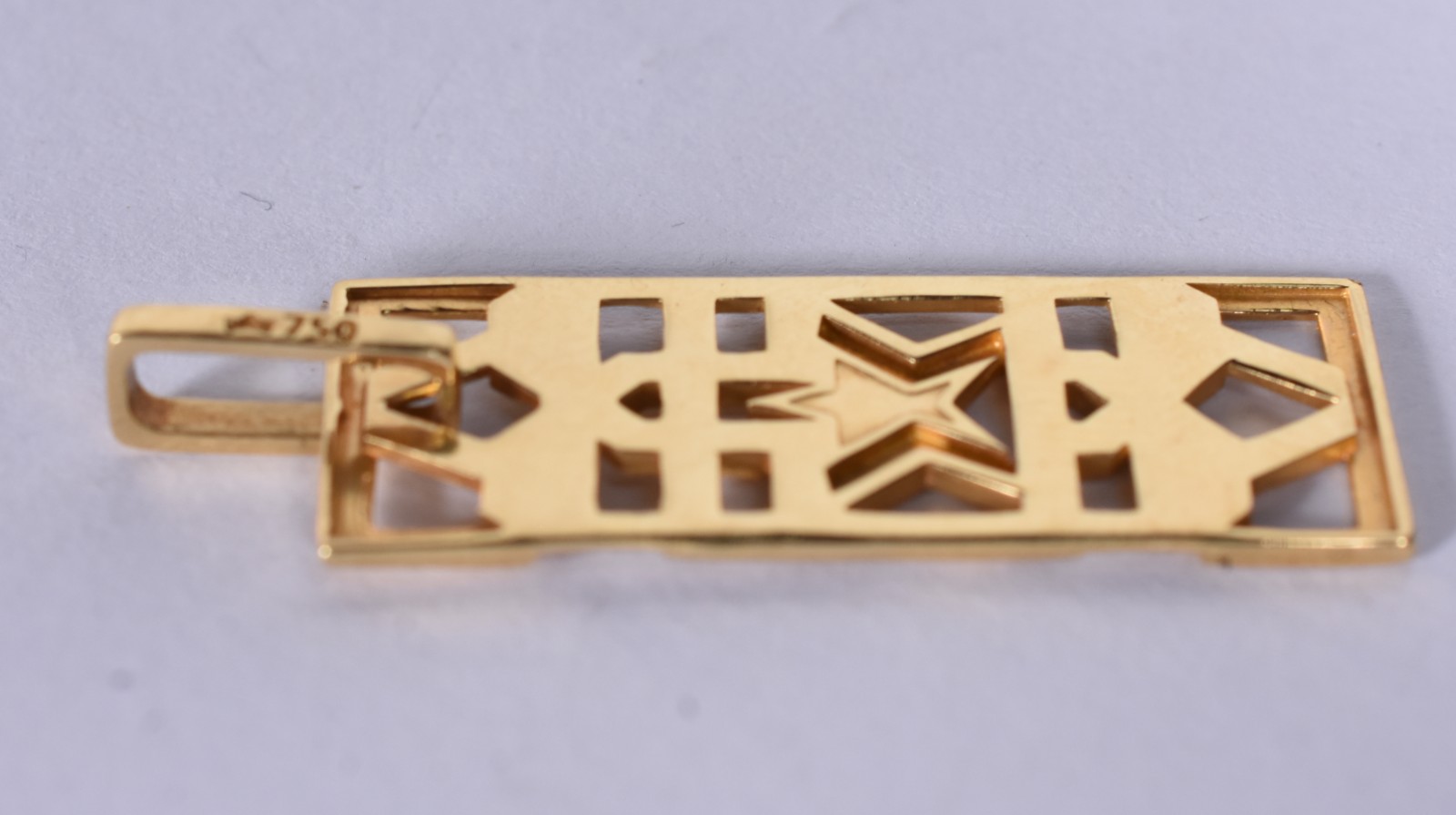 Dois pendentes de ouro 18 k sendo um com estrela e representando o... - foto 3 de 10