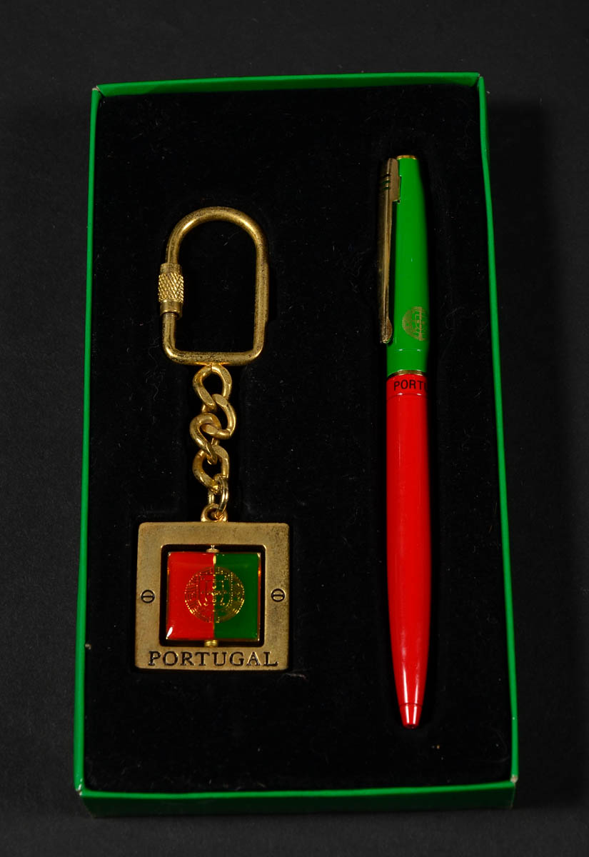 Conjunto de caneta esferográfica e chaveiro de Portugal.