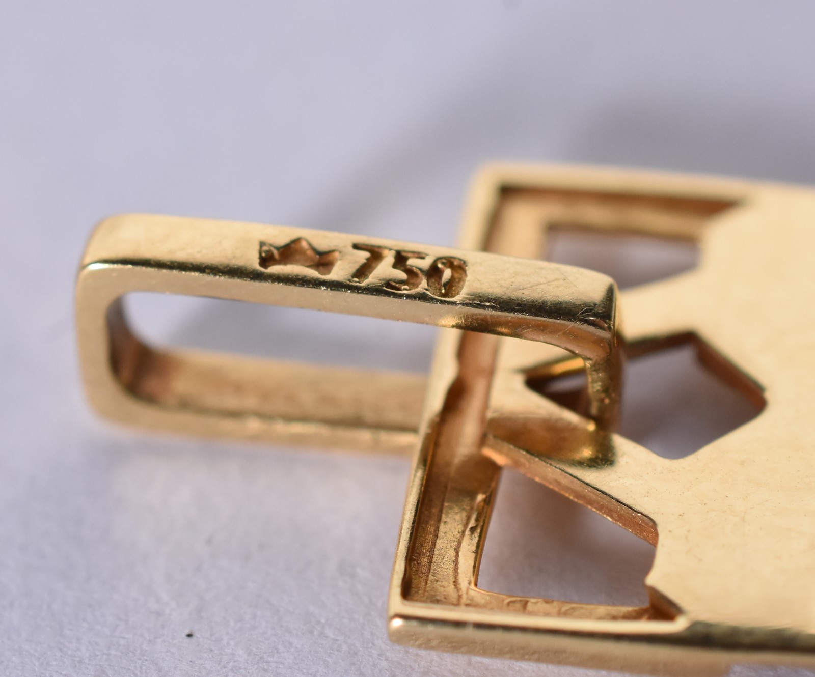 Dois pendentes de ouro 18 k sendo um com estrela e representando o... - foto 4 de 10