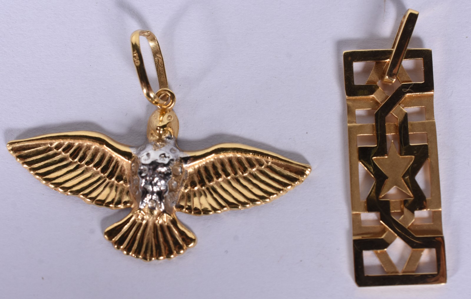 Dois pendentes de ouro 18 k sendo um com estrela e representando o... - foto 5 de 10