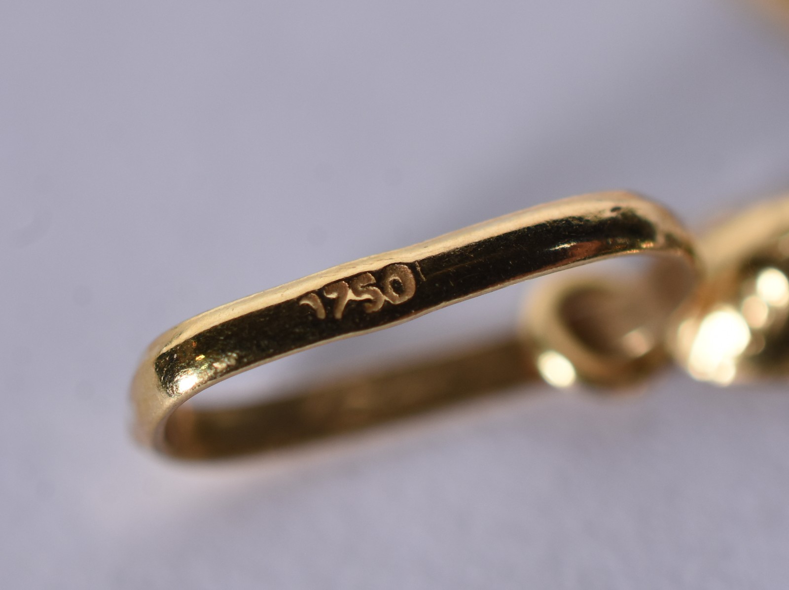 Dois pendentes de ouro 18 k sendo um com estrela e representando o... - foto 9 de 10